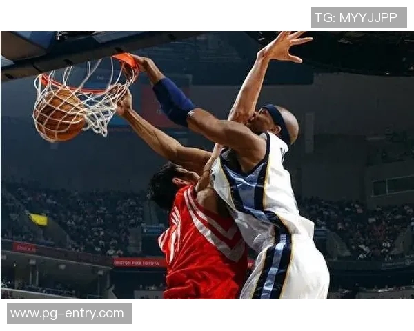 姚明对手在比赛中惊艳扣篮瞬间回顾与精彩分析