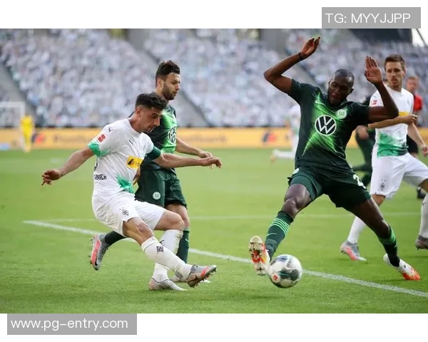 德甲激战：巴黎圣日耳曼大胜巴萨红牌事件引发全场热议与争议