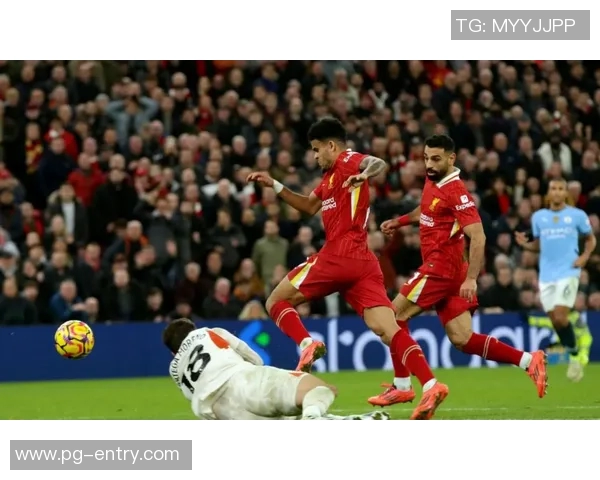 德甲精彩对决那不勒斯5-0狂胜皇马帽子戏法引发争议判罚热议